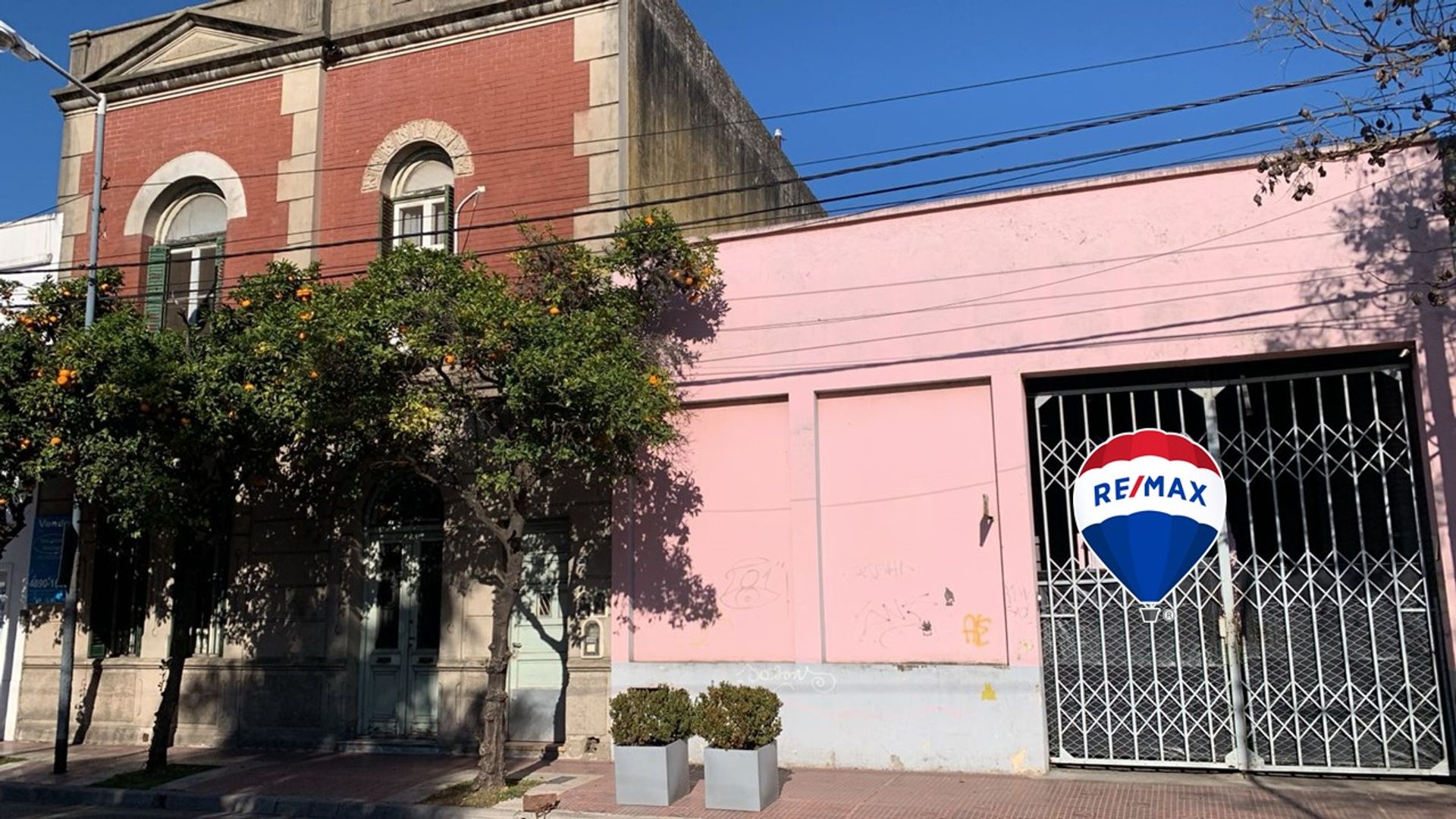 Sale of 2 residences + 2 outbuildings