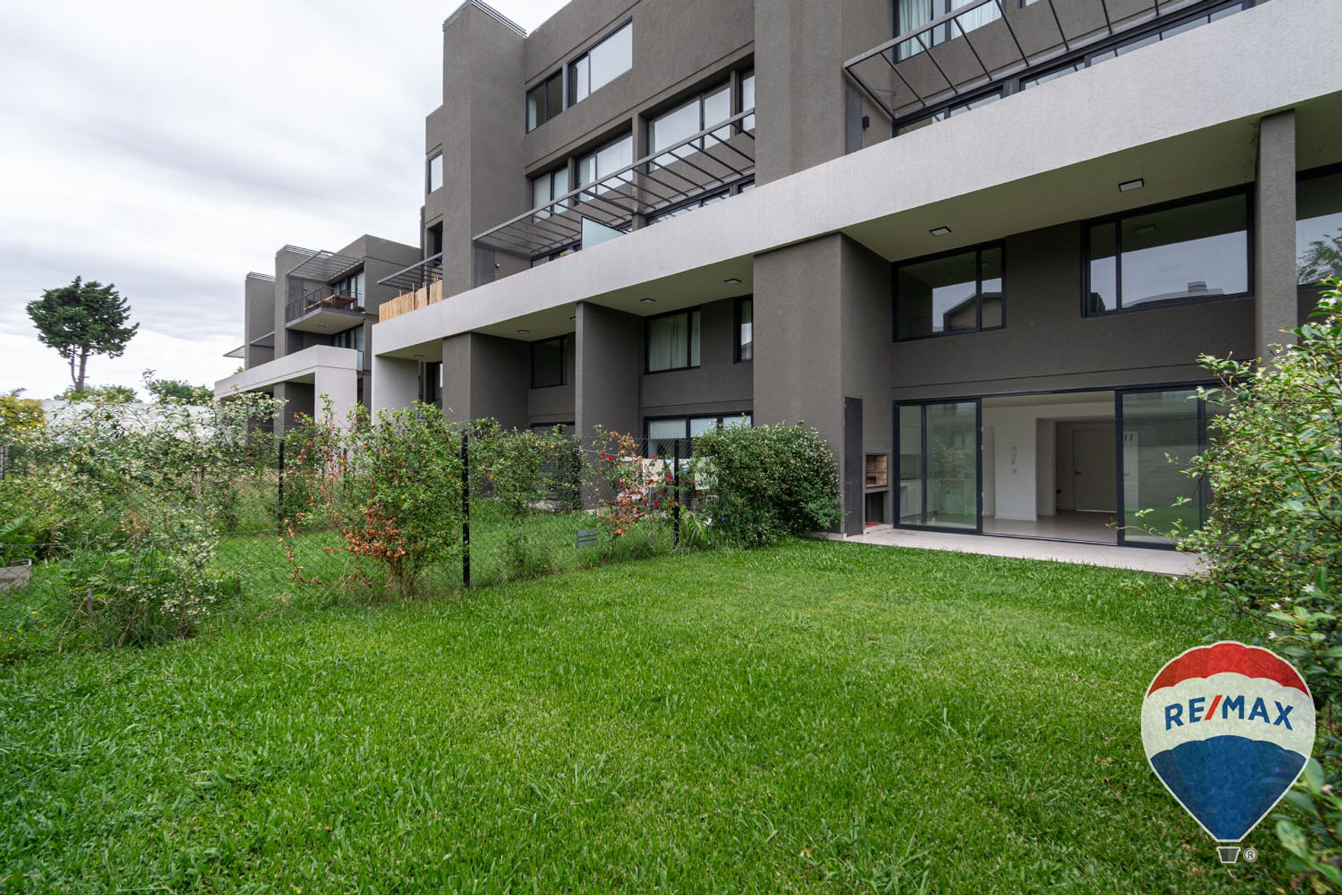 "Viví en Beccar Central: dúplex 3 amb. c/ parque"