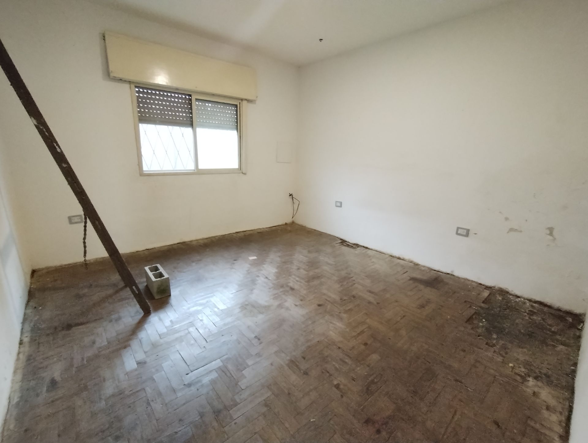 4-room house for renovation