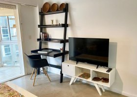 For Sale: Very Bright 3-Room Apartment with Balcony