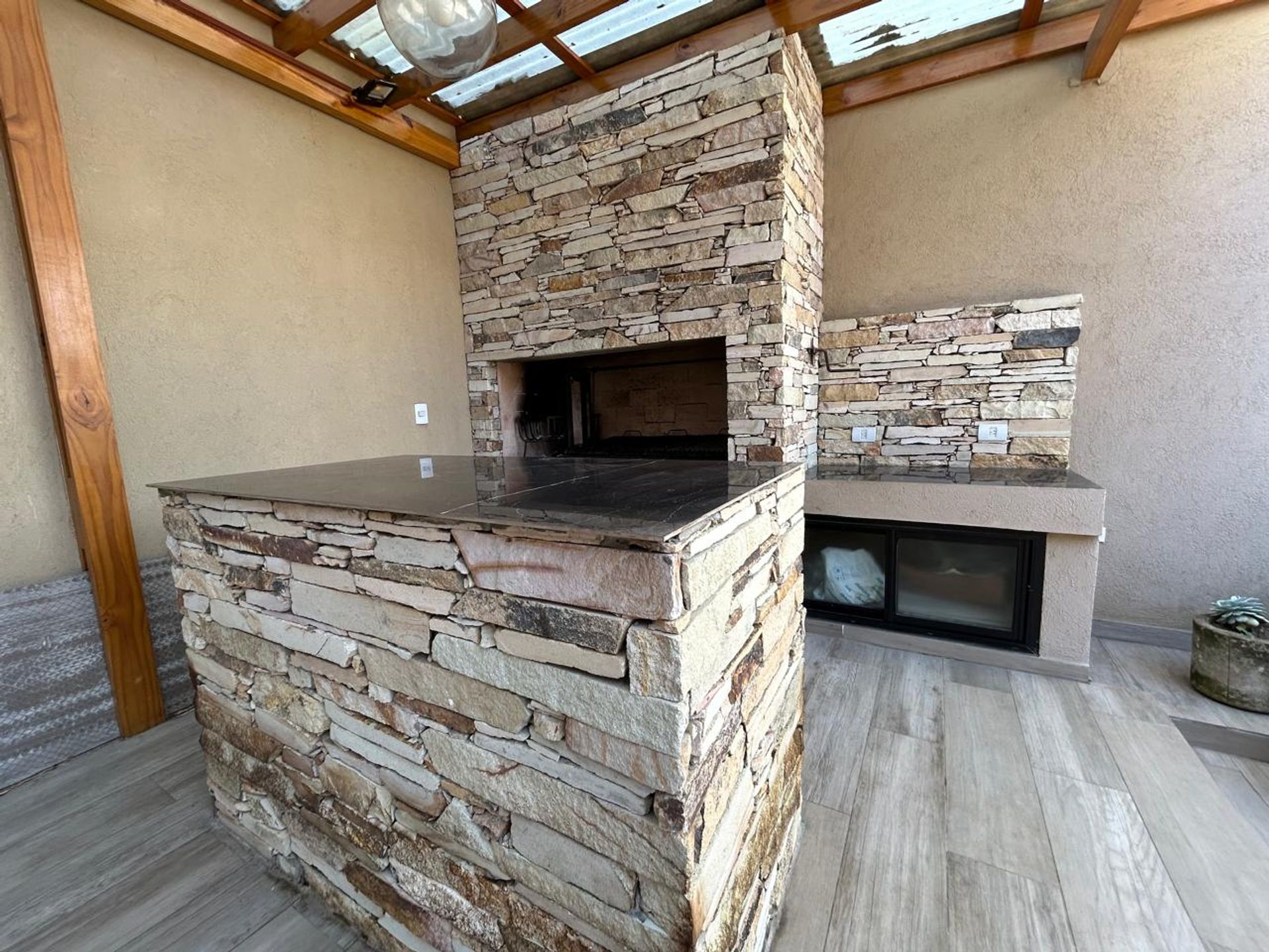 Moderna Casa con Cochera en Venta en Martínez