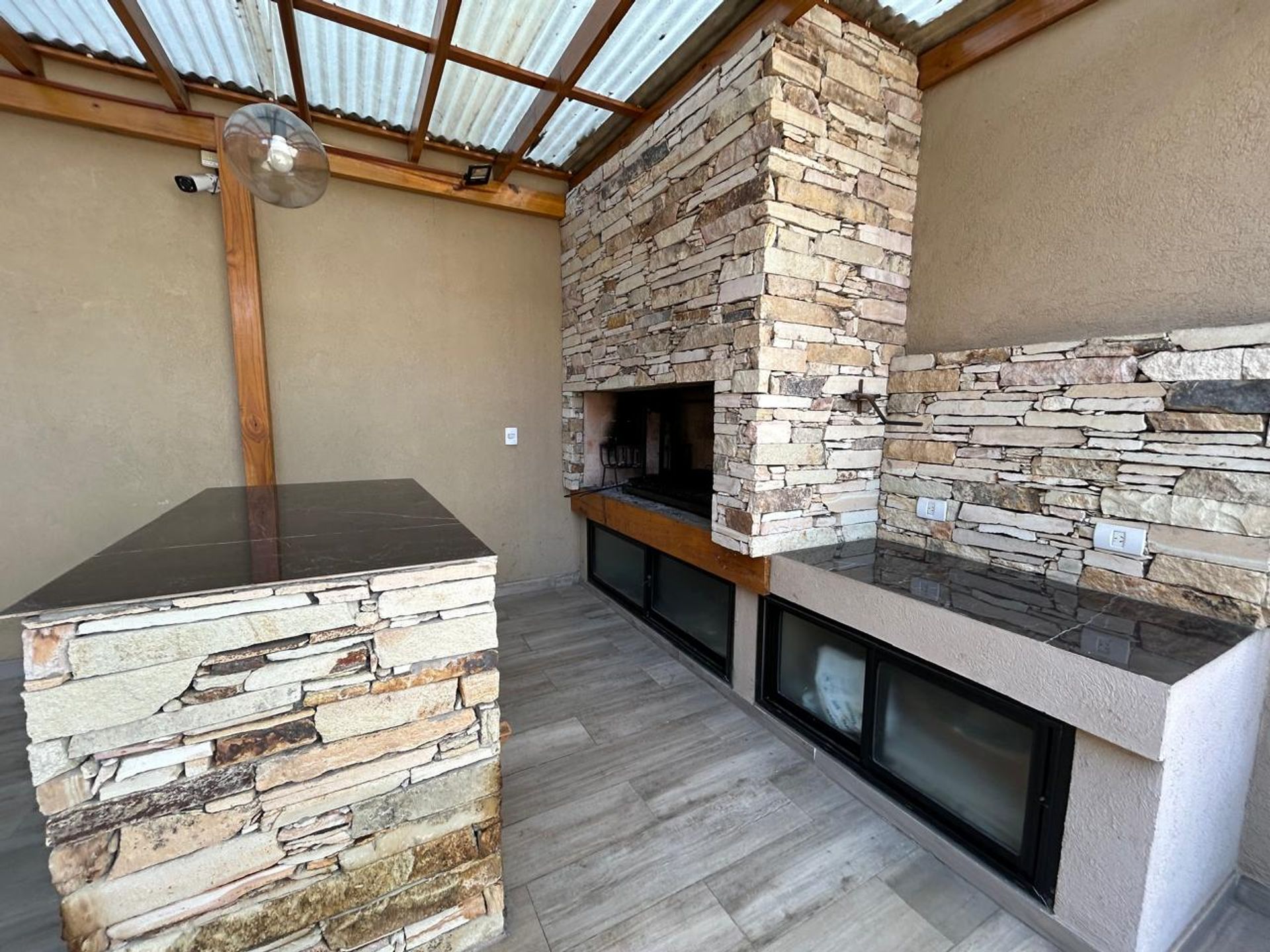 Moderna Casa con Cochera en Venta en Martínez