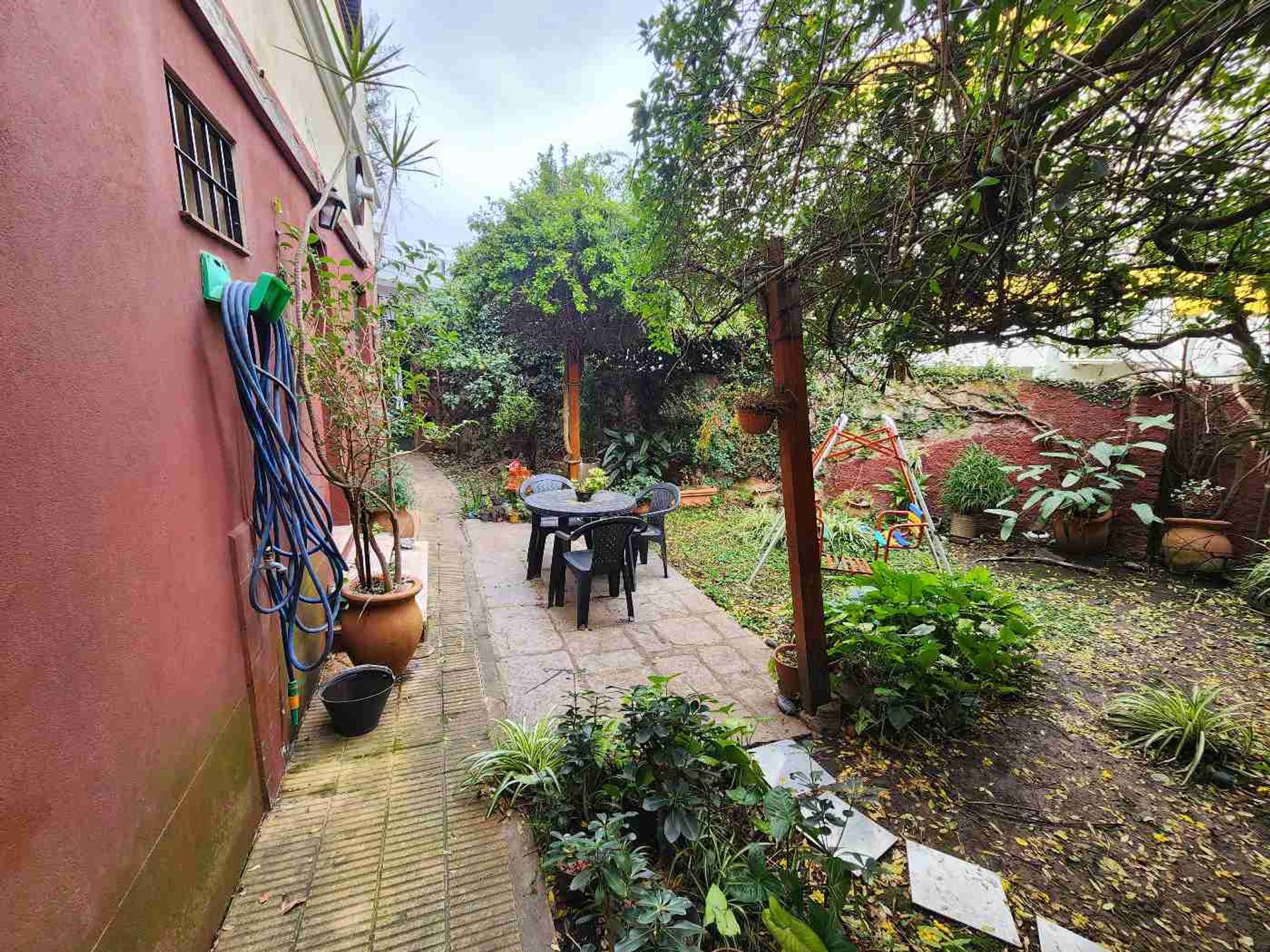 Sólida casa en esquina 5 amb.con cochera y jardín.