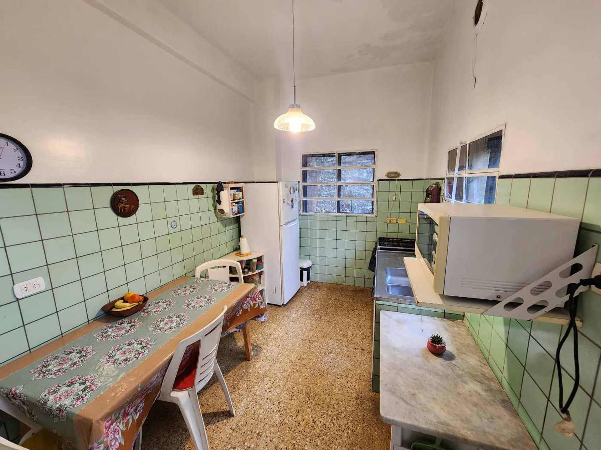 Sólida casa en esquina 5 amb.con cochera y jardín.