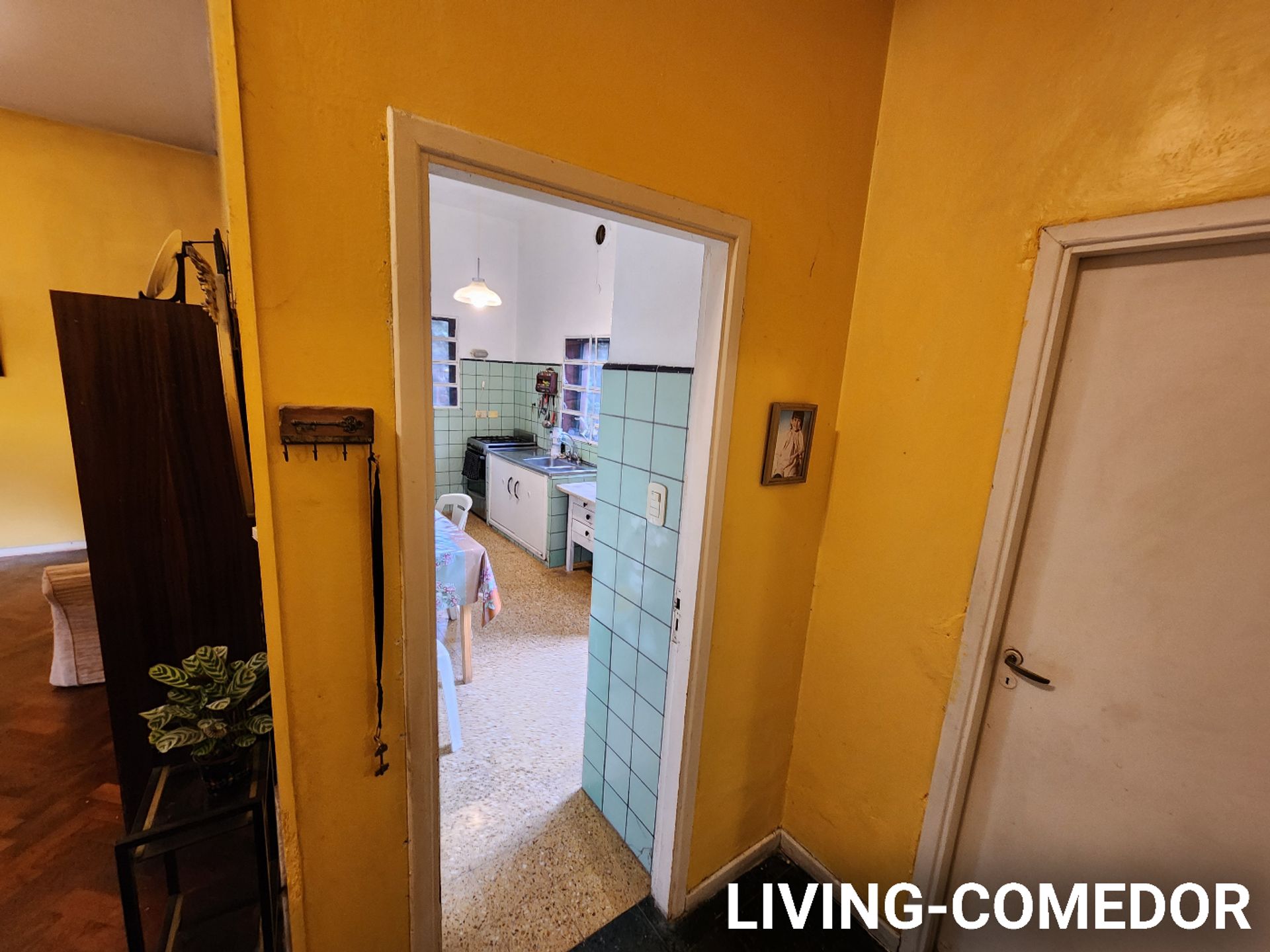 Sólida casa en esquina 5 amb.con cochera y jardín.