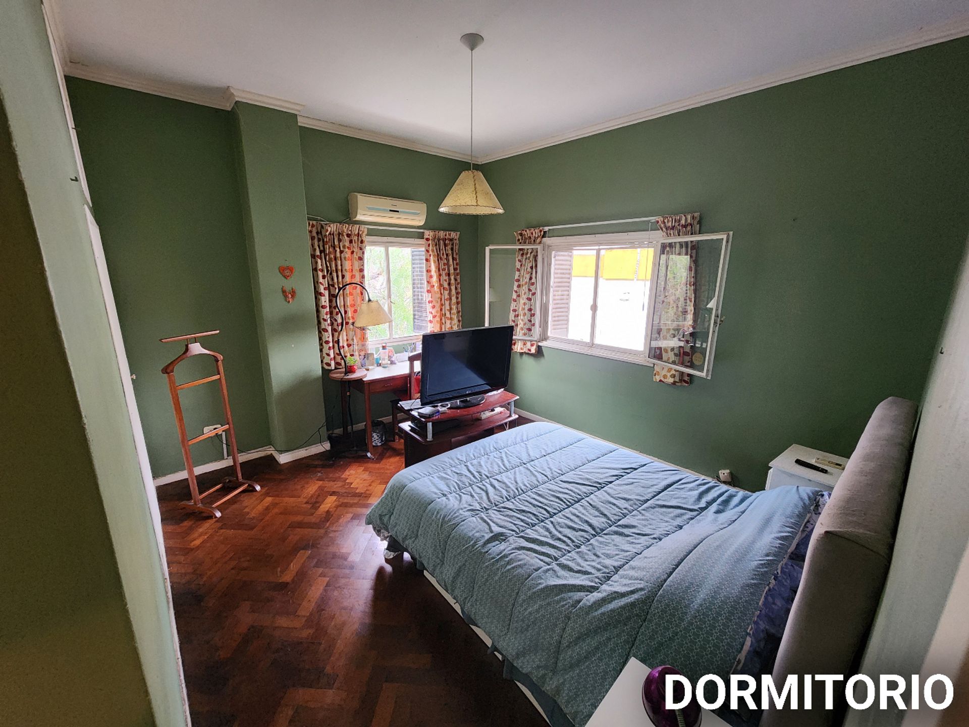 Sólida casa en esquina 5 amb.con cochera y jardín.
