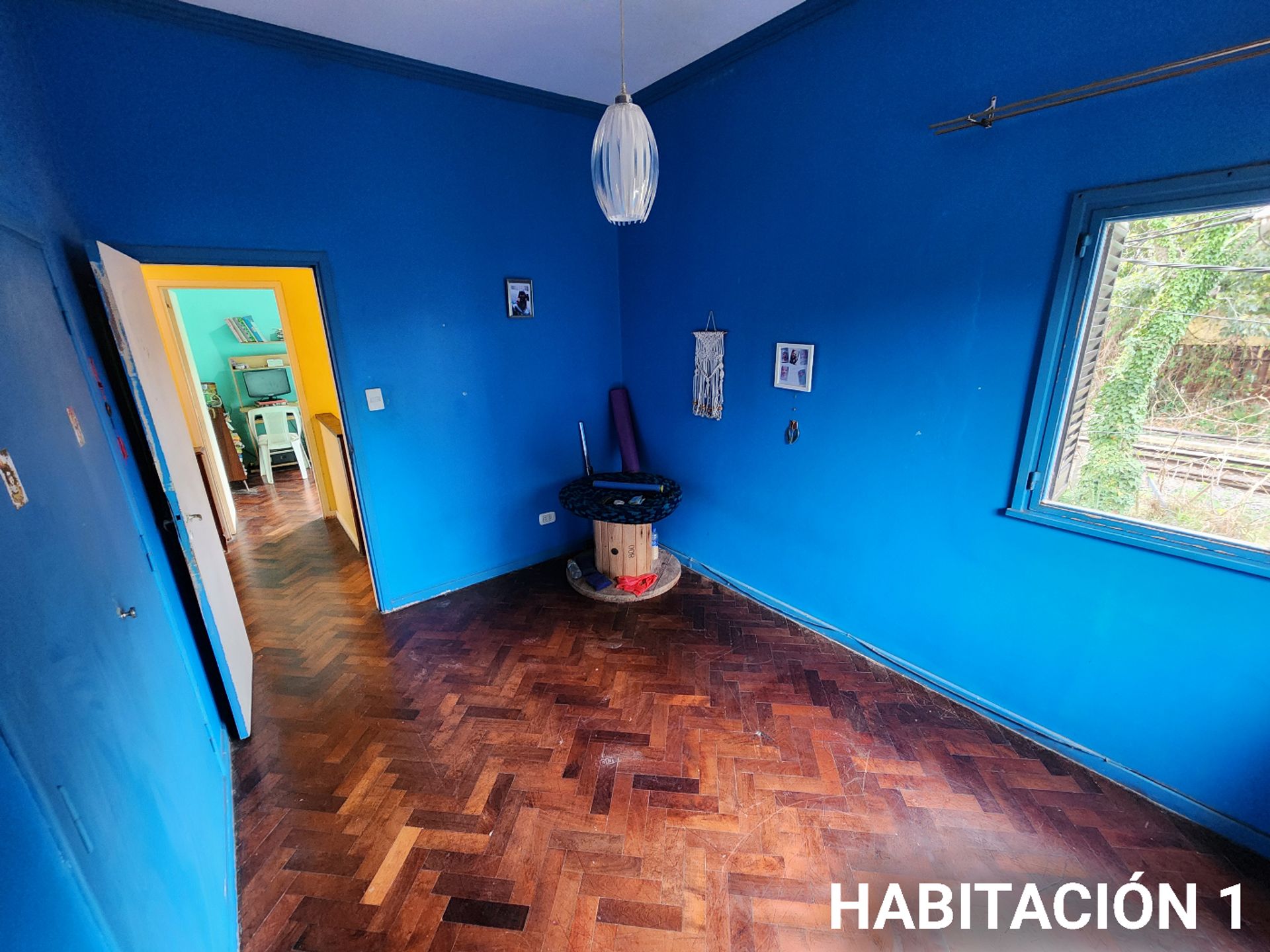 Sólida casa en esquina 5 amb.con cochera y jardín.