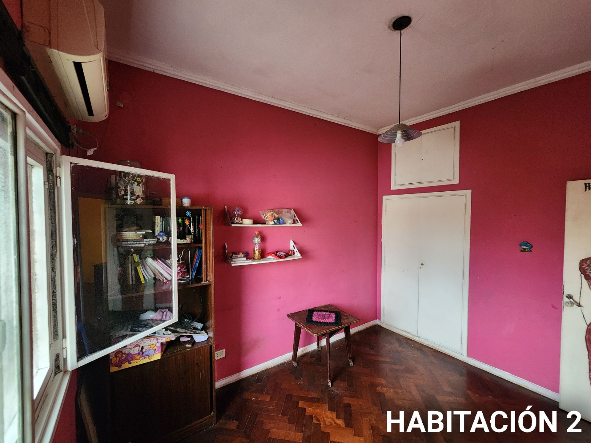 Sólida casa en esquina 5 amb.con cochera y jardín.