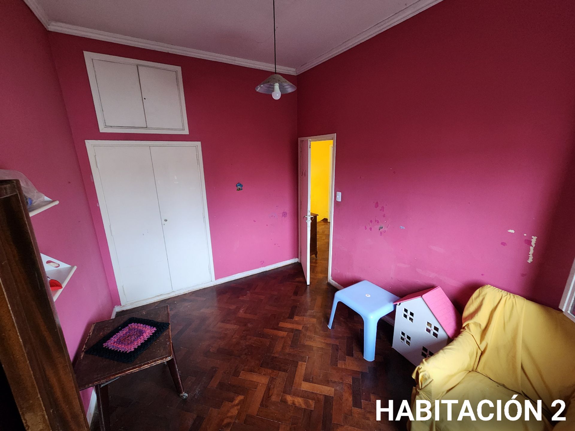Sólida casa en esquina 5 amb.con cochera y jardín.