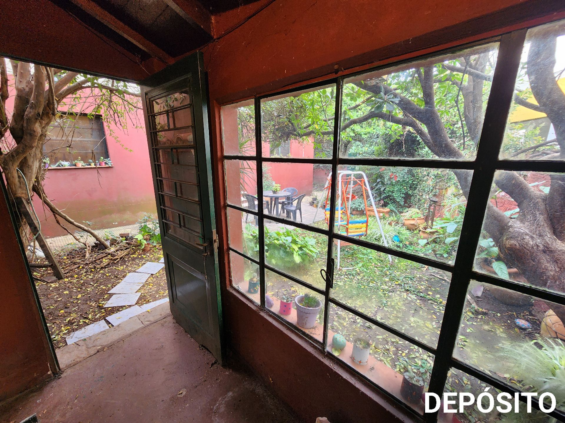 Sólida casa en esquina 5 amb.con cochera y jardín.