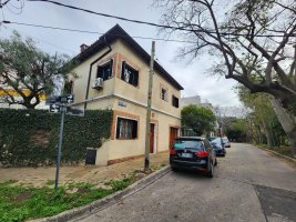 Sólida casa en esquina 5 amb.con cochera y jardín.