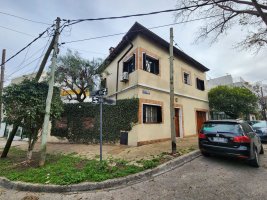 Sólida casa en esquina 5 amb.con cochera y jardín.