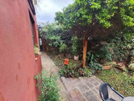 Sólida casa en esquina 5 amb.con cochera y jardín.