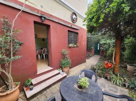 Sólida casa en esquina 5 amb.con cochera y jardín.