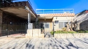 For sale: front-facing 3-room apartment to renovate, garage, commercial