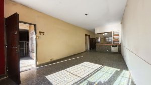 For sale: front-facing 3-room apartment to renovate, garage, commercial