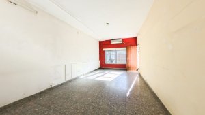 For sale: front-facing 3-room apartment to renovate, garage, commercial