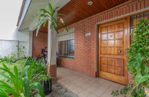 House for Sale in Olivos, 4 Rooms + Auxiliary House or Barn