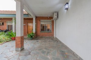 House for Sale in Olivos, 4 Rooms + Auxiliary House or Barn