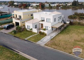 Casa En Venta En Barrio Nautico Canal -Al Rio