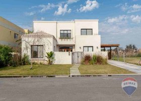 Casa En Venta En Barrio Nautico Canal -Al Rio