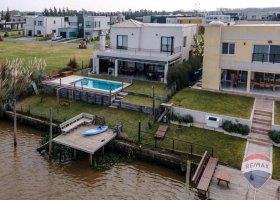 Casa En Venta En Barrio Nautico Canal -Al Rio