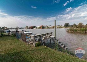 Casa En Venta En Barrio Nautico Canal -Al Rio