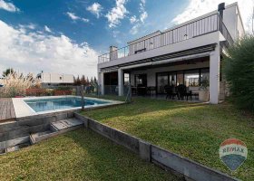 Casa En Venta En Barrio Nautico Canal -Al Rio