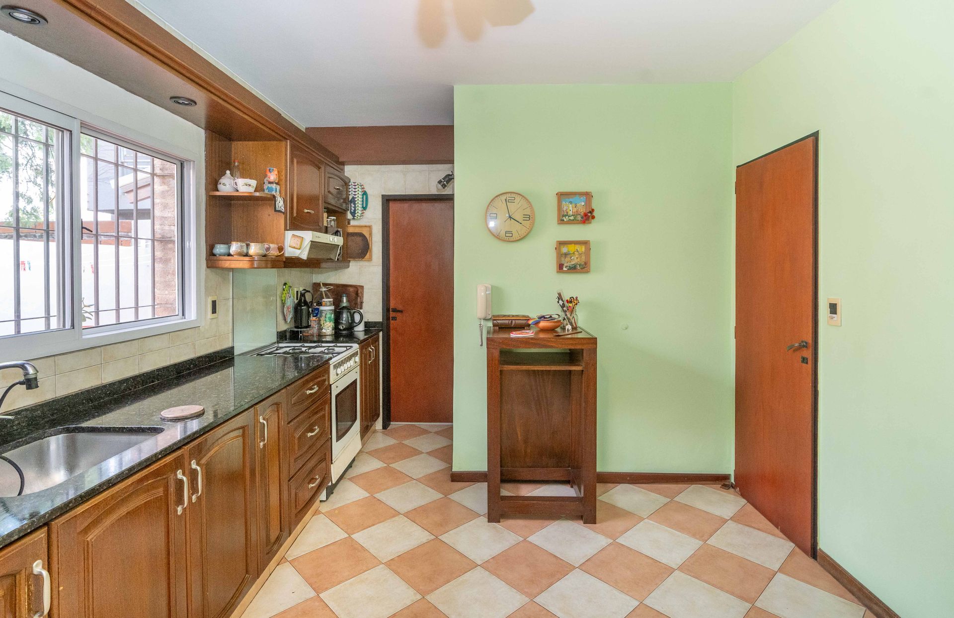 Venta Casa, 3 Ambientes Con Patio Y Cochera