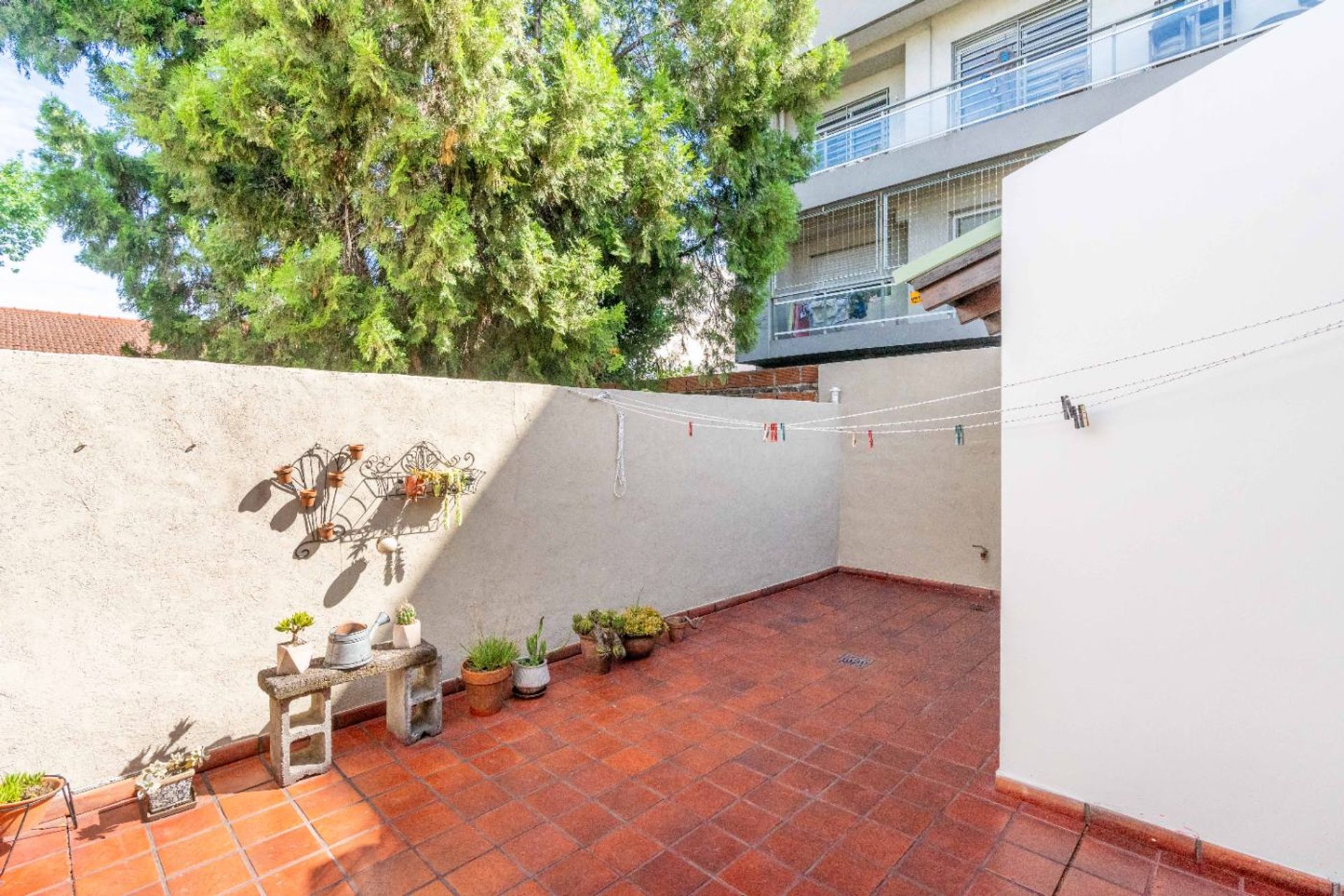 Venta Casa, 3 Ambientes Con Patio Y Cochera