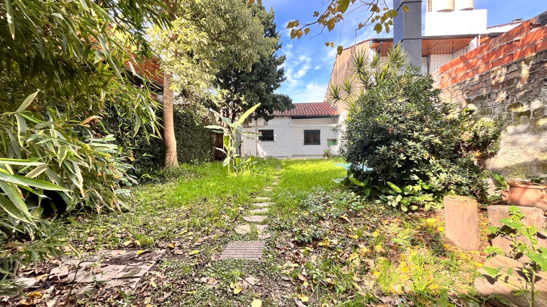 Casa De 3 Ambientes Jardin A Refaccionar/Lote Prop