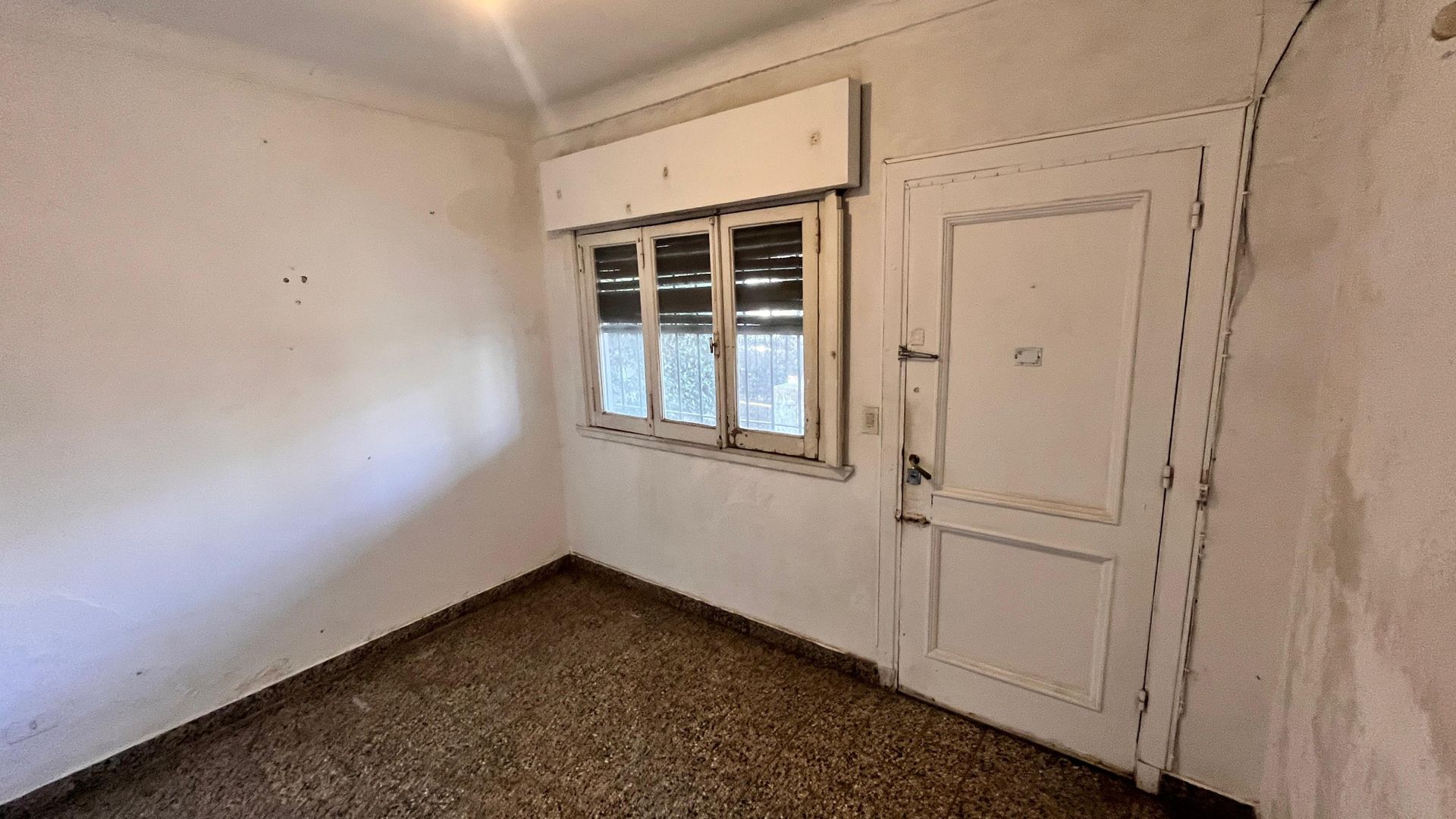 Casa De 3 Ambientes Jardin A Refaccionar/Lote Prop