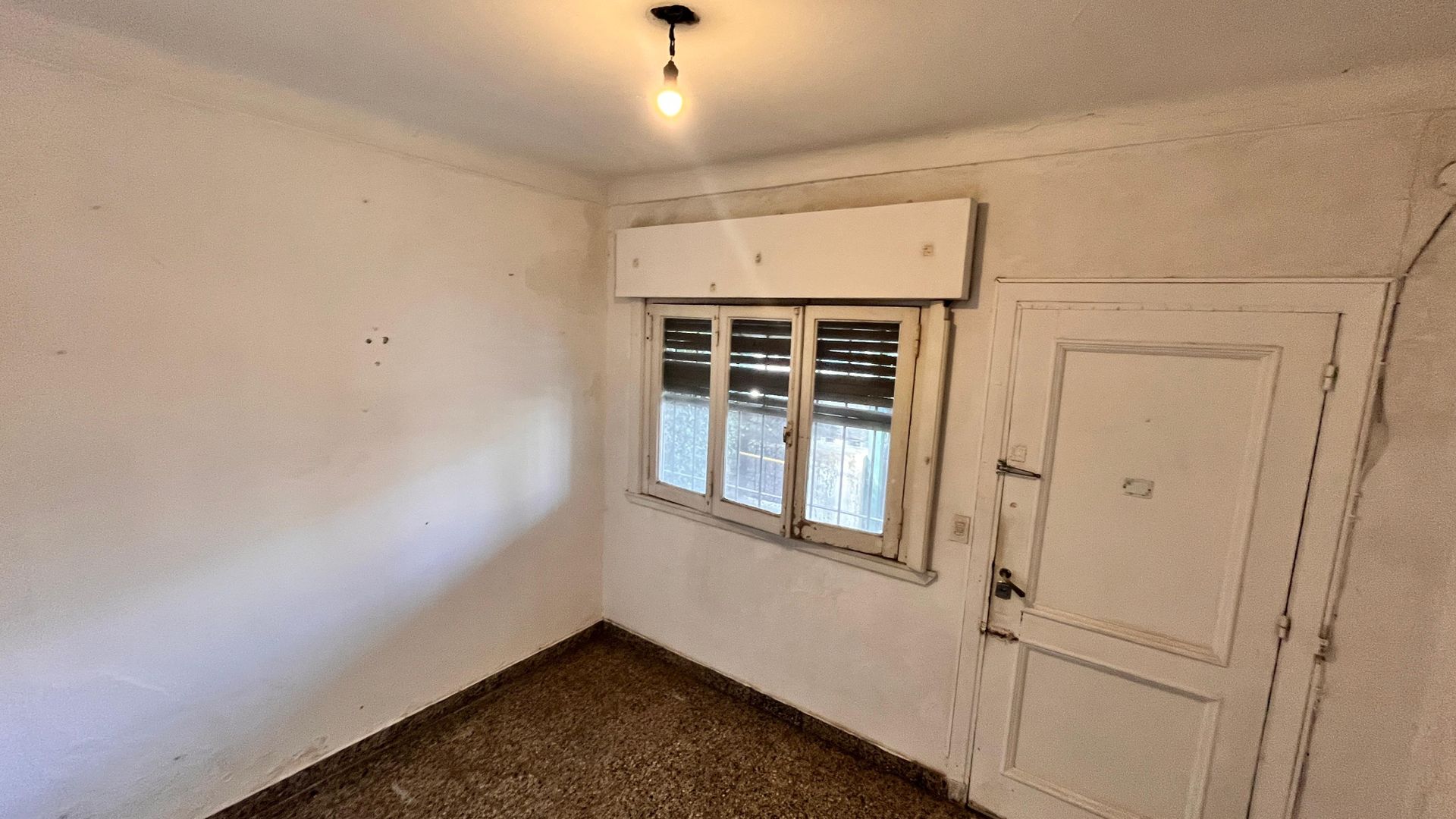 Casa De 3 Ambientes Jardin A Refaccionar/Lote Prop