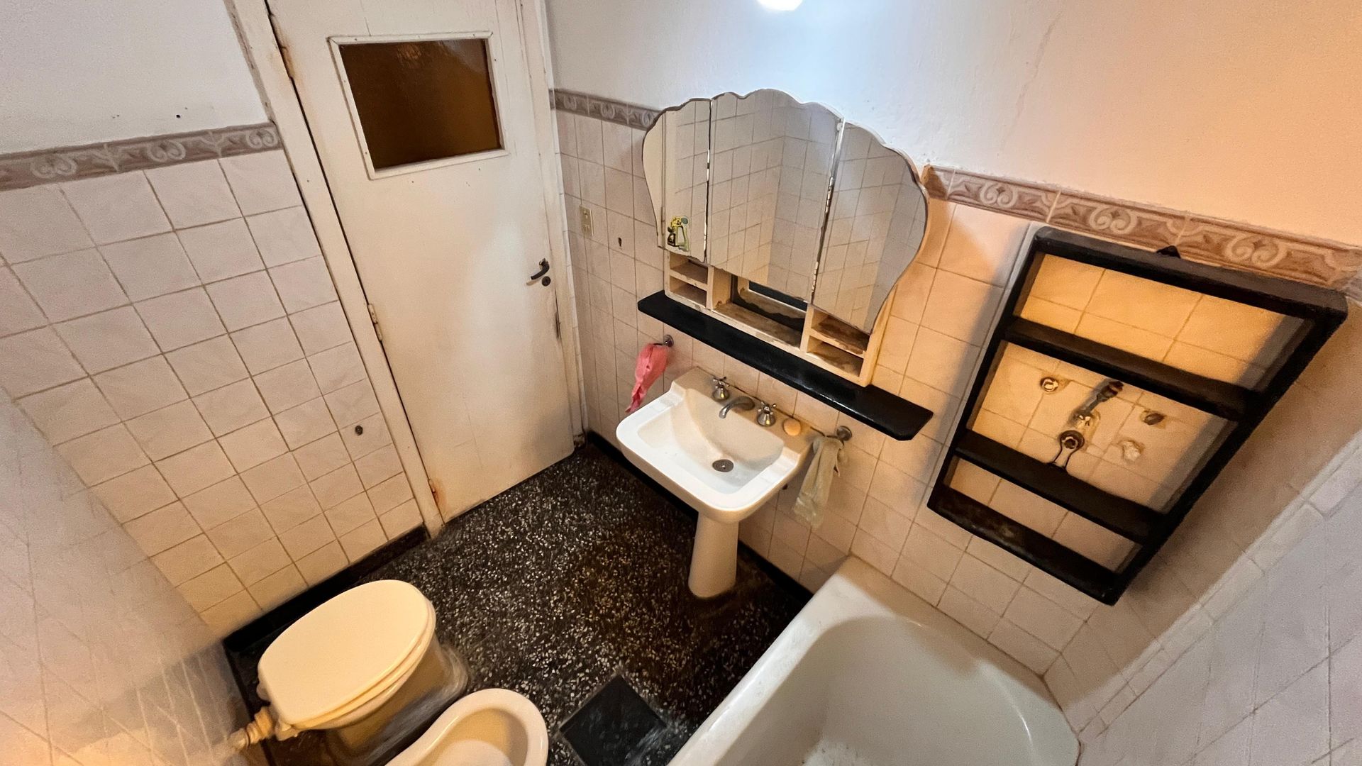 Casa De 3 Ambientes Jardin A Refaccionar/Lote Prop