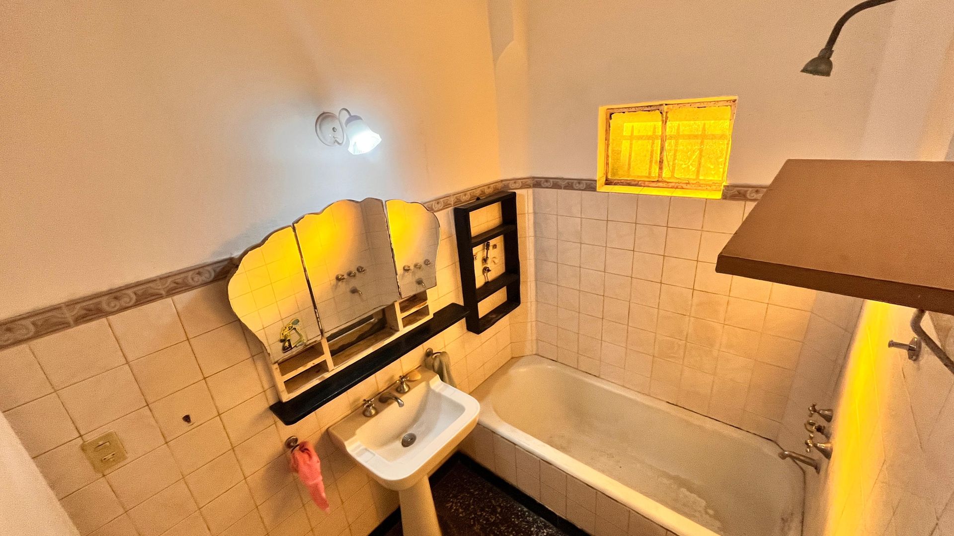 Casa De 3 Ambientes Jardin A Refaccionar/Lote Prop