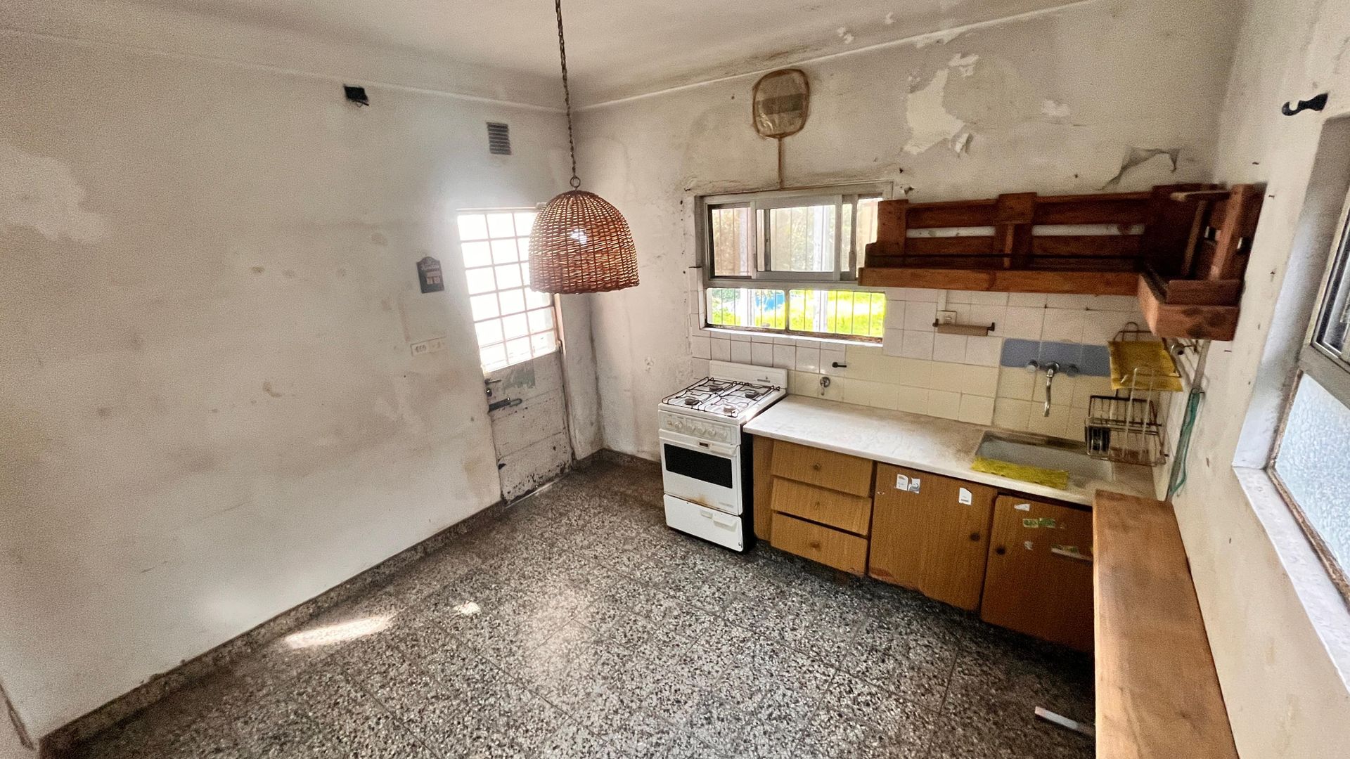 Casa De 3 Ambientes Jardin A Refaccionar/Lote Prop