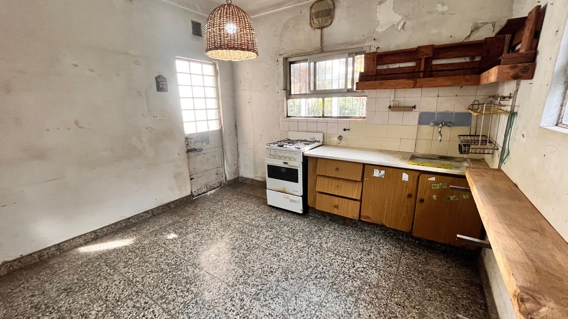 Casa De 3 Ambientes Jardin A Refaccionar/Lote Prop