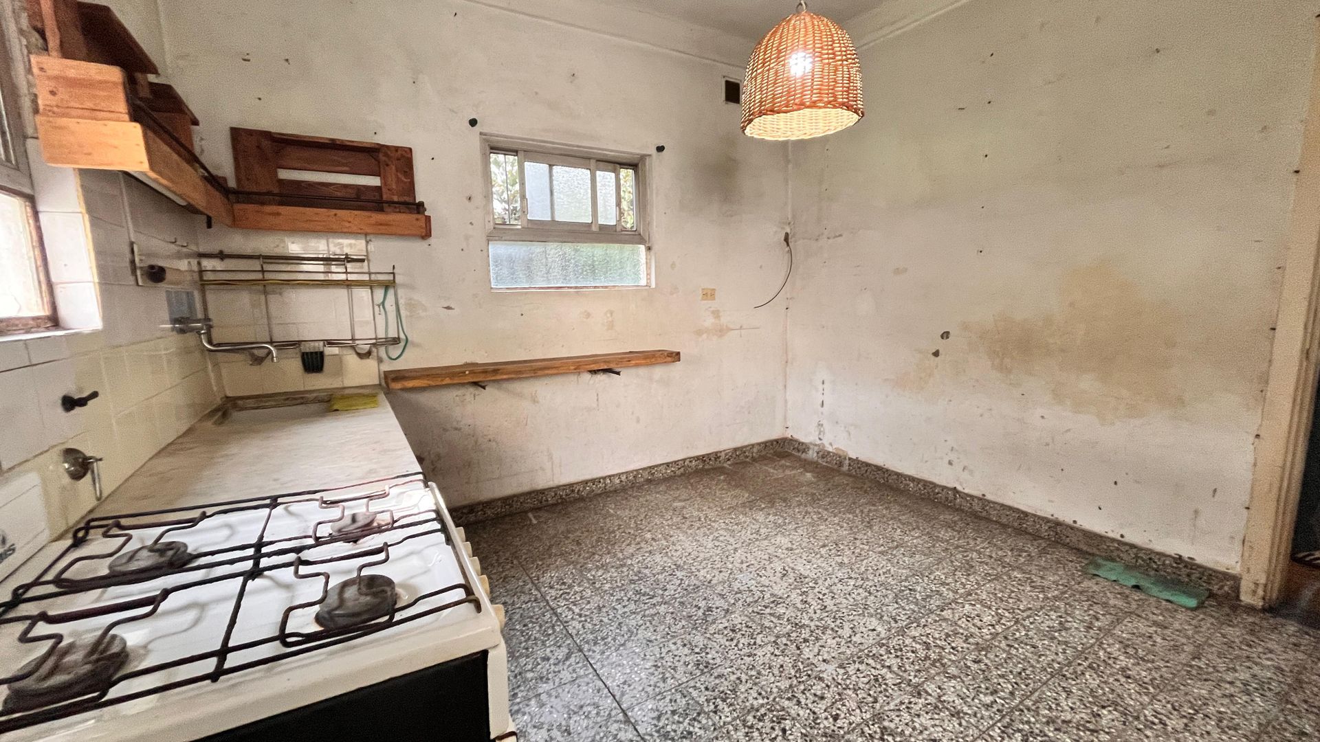 Casa De 3 Ambientes Jardin A Refaccionar/Lote Prop