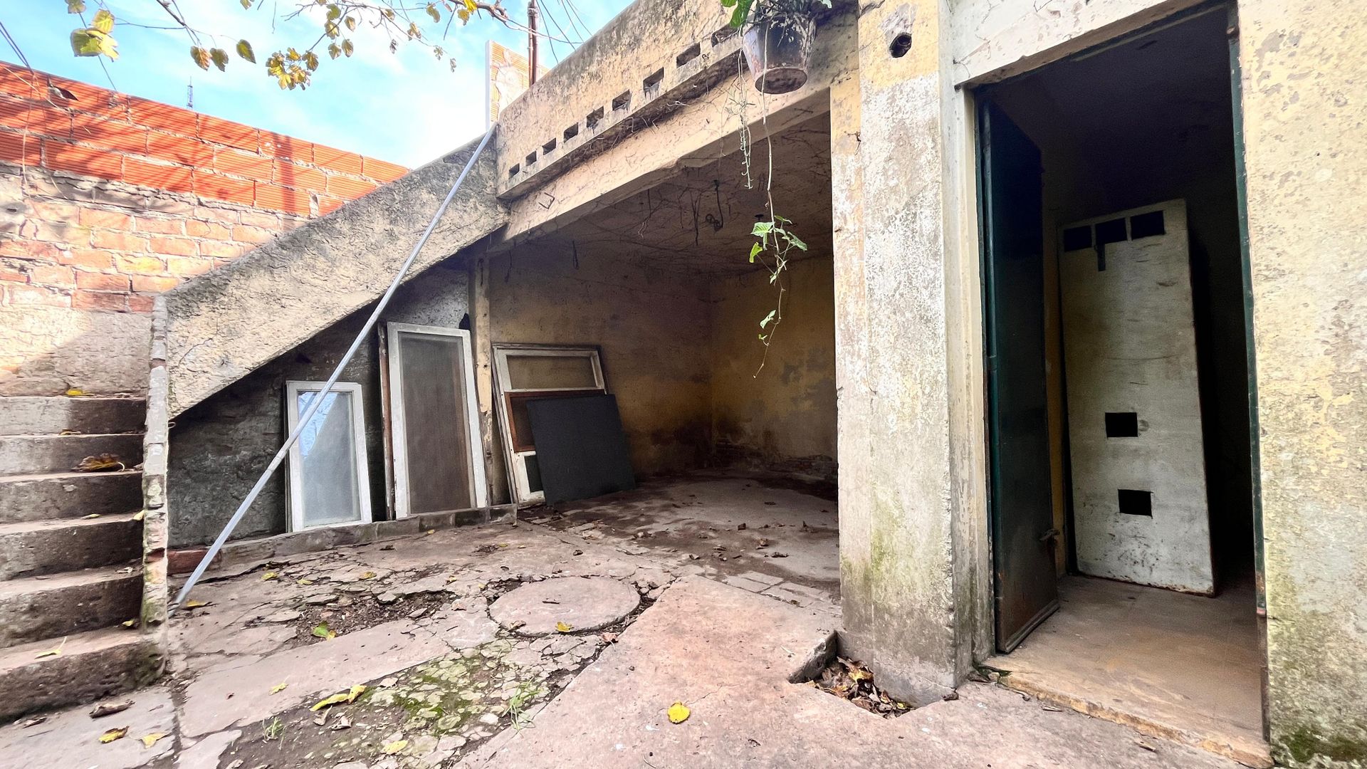 Casa De 3 Ambientes Jardin A Refaccionar/Lote Prop