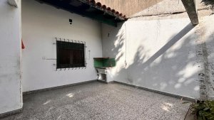 3-room house with garden to refurbish / owned lot