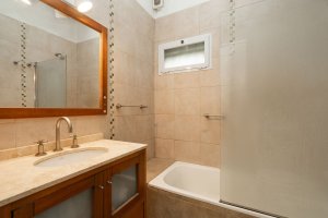 House for Sale: 6 Rooms, Garage, Private Lot