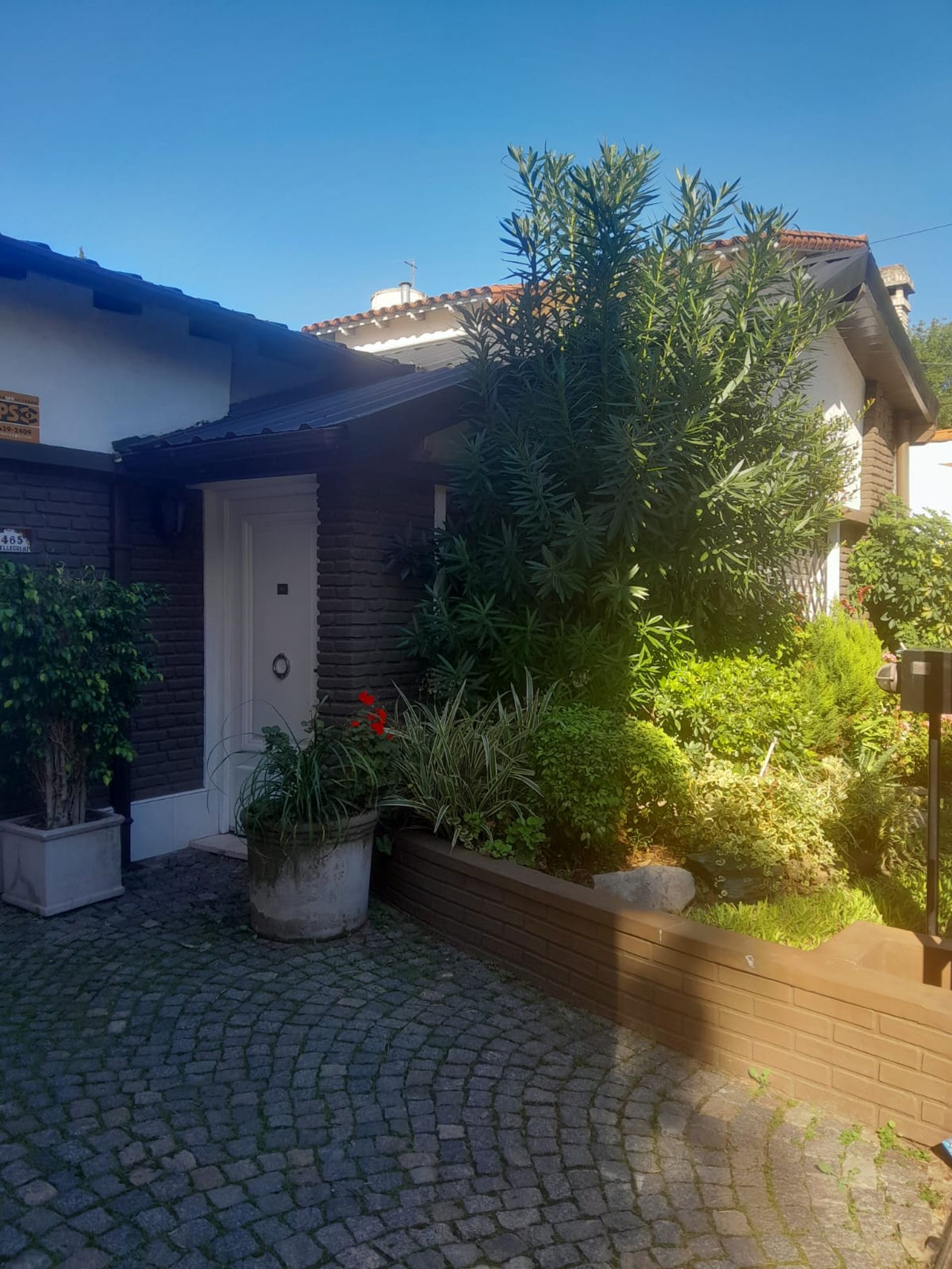 Chalet-style house with garage and office apartment