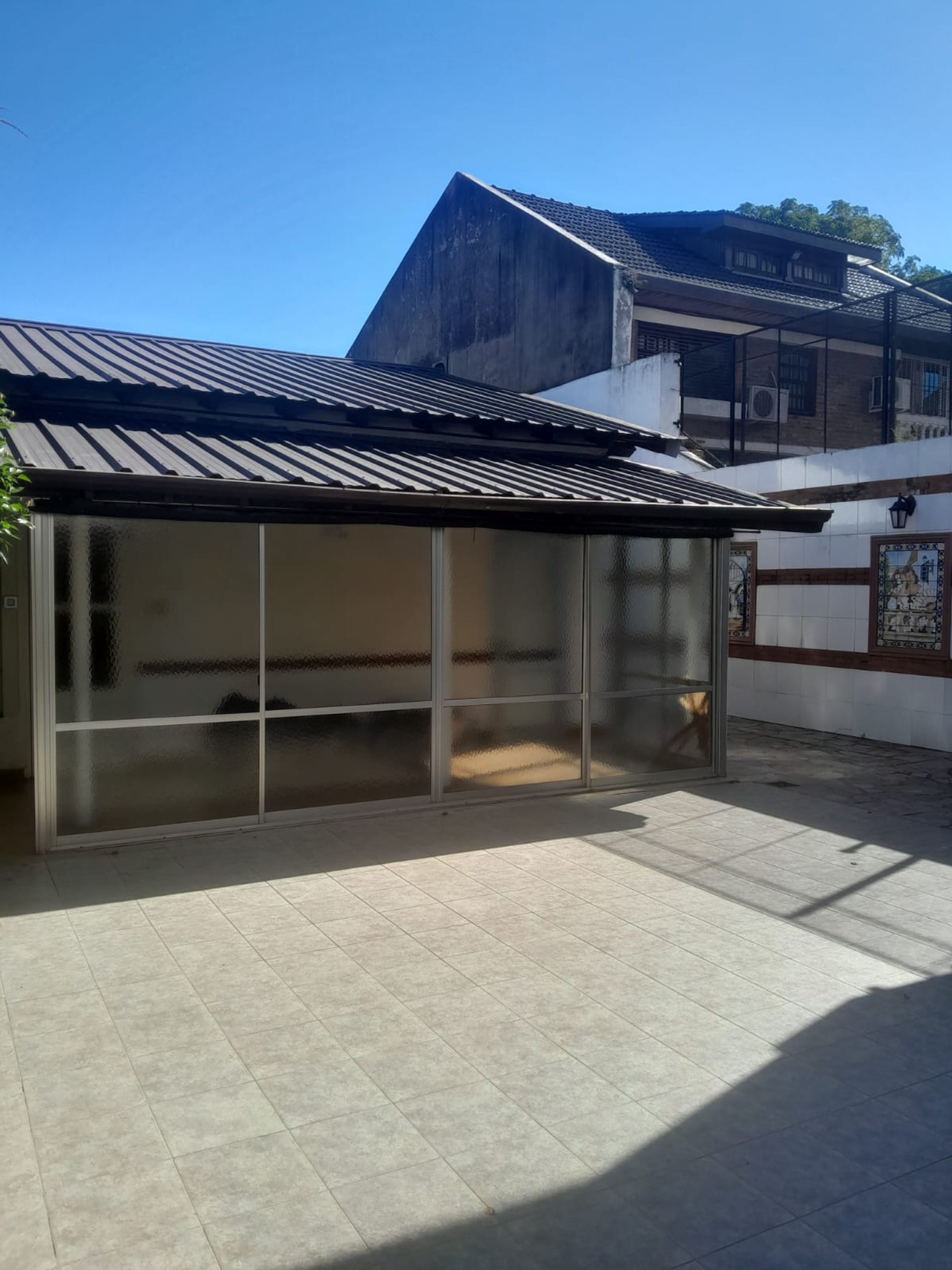 Hermosa casa tipo chalet c/cochera y depto oficina