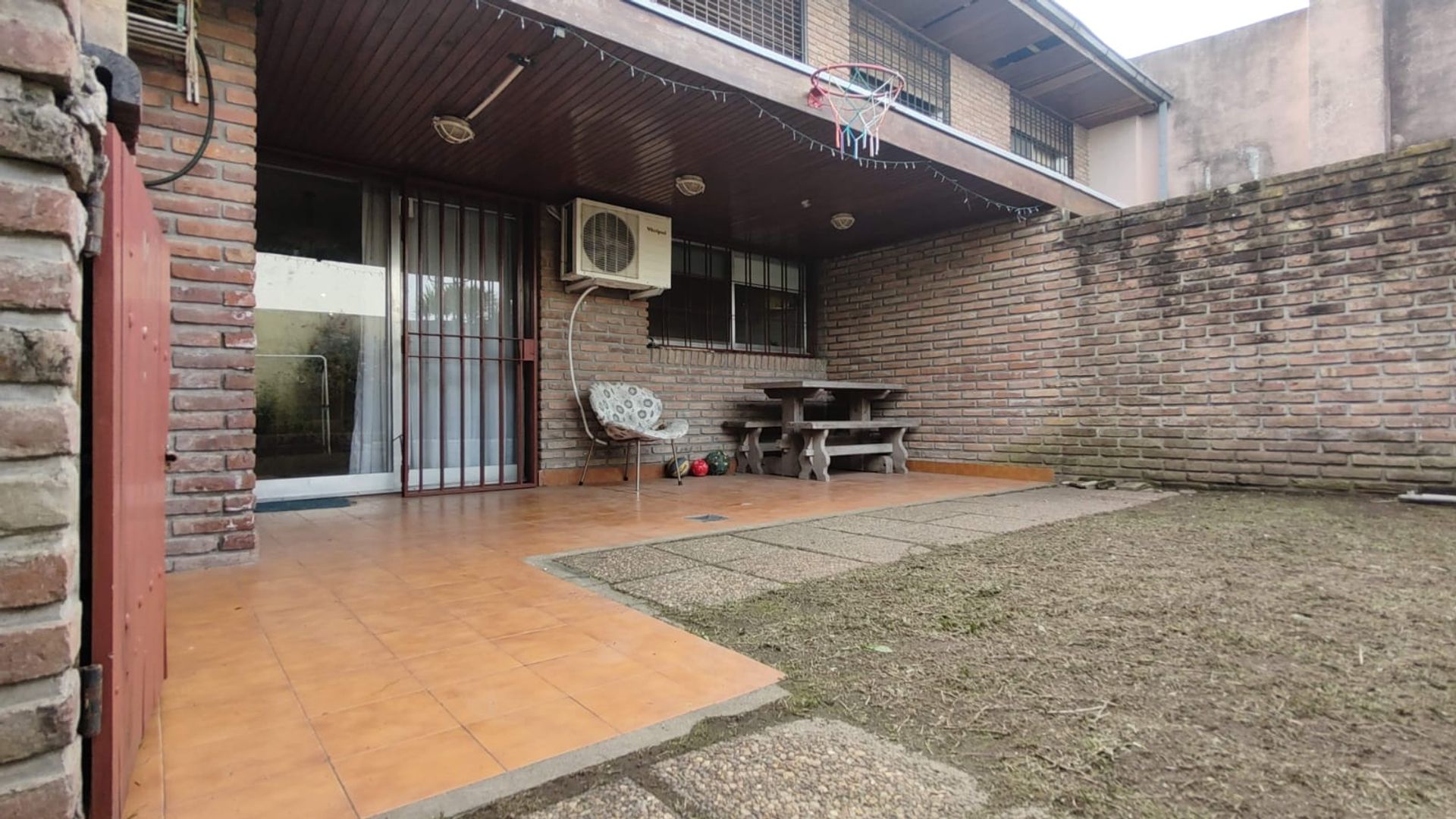 Venta triplex 5 ambientes en Olivos con playroom
