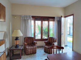 Venta casa 3 ambientes Villa Adelina con jardín