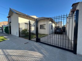 4-Room House for Sale in Villa Adelina with Garden