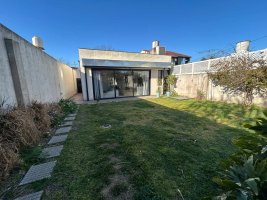 4-Room House for Sale in Villa Adelina with Garden