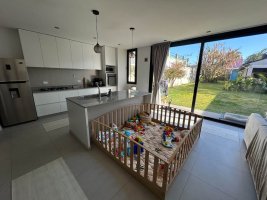 4-Room House for Sale in Villa Adelina with Garden