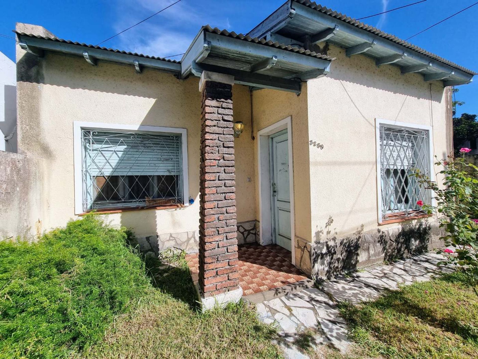 3-room house for sale Olivos, needs renovation, own lot.