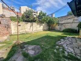 3-room house for sale Olivos, needs renovation, own lot.
